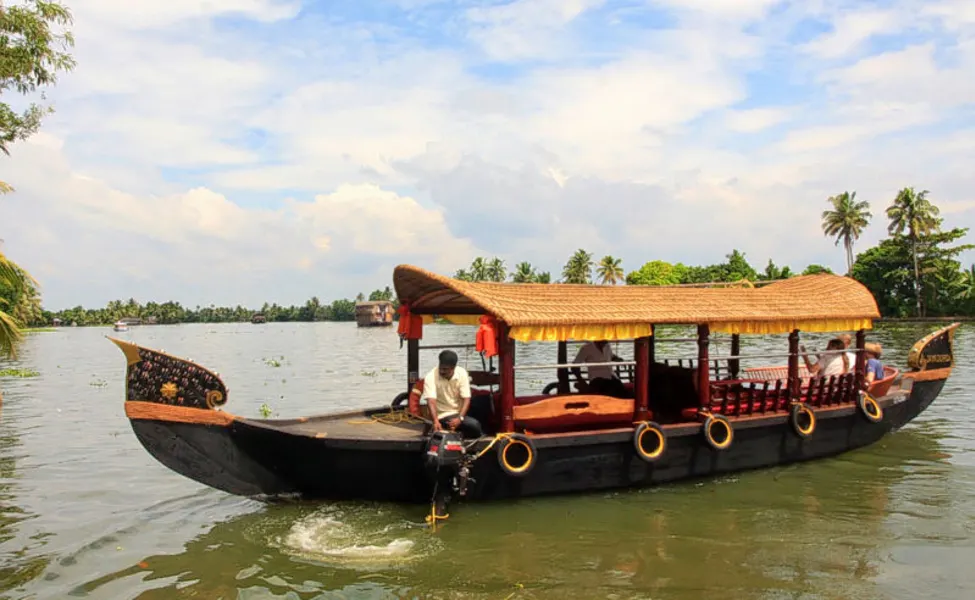 Kerala honeymoon tour packages-shikkara boat